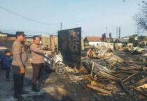 Polisi Selidiki Penyebab Kebakaran, Tim Piket Reskrim yang dipimpin Plt. Kanit Reskrim AKP Sampe Tambunan, bersama Panit Reskrim IPTU A. Iman Fathurahman, serta Pawas IPDA Aries Wibowo, segera melakukan pengecekan tempat kejadian perkara (TKP).