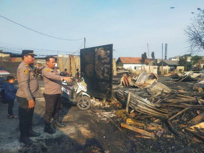 Polisi Selidiki Penyebab Kebakaran, Tim Piket Reskrim yang dipimpin Plt. Kanit Reskrim AKP Sampe Tambunan, bersama Panit Reskrim IPTU A. Iman Fathurahman, serta Pawas IPDA Aries Wibowo, segera melakukan pengecekan tempat kejadian perkara (TKP).