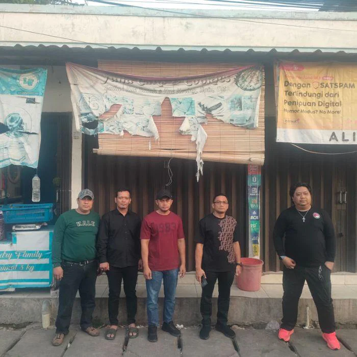 Tindaklanjuti Laporan Warga, Polsek Cengkareng Cek Toko Obat Diduga Jual Obat Ilegal, di Jalan Flamboyan RW 08, Kecamatan Cengkareng, Jakarta Barat.