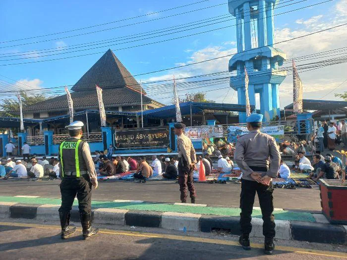 Kapolres Belitung, Sarwo Edi Wibowo, menyampaikan apresiasi kepada seluruh personel yang telah melaksanakan tugas pengamanan dengan penuh tanggung jawab, serta kepada masyarakat yang turut menjaga ketertiban selama pelaksanaan ibadah.