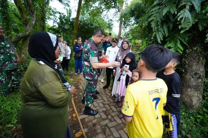 Pangdam Jaya Mayjen TNI Deddy Suryadi, Pimpin Groundbreaking Jembatan Garuda dan Gentengisasi, di Sungai Cimanceri, Kampung Pabuaran Hilir RT 03/02, Desa Matagara, Kecamatan Tigaraksa, Kabupaten Tangerang, Rabu (25/3/2026).