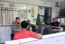 Bhabinkamtibmas Kelurahan Roa Malaka Aiptu Cecep Supriadi menyambangi Pos Kamling RW 02 yang berlokasi di Jalan Telpon Kota, Tambora, Jakarta Barat, Rabu (24/3/2026) sore. Ajak warga tingkatkan kewaspadaan