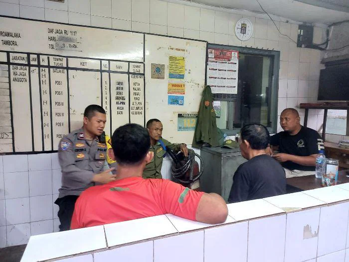 Bhabinkamtibmas Kelurahan Roa Malaka Aiptu Cecep Supriadi menyambangi Pos Kamling RW 02 yang berlokasi di Jalan Telpon Kota, Tambora, Jakarta Barat, Rabu (24/3/2026) sore. Ajak warga tingkatkan kewaspadaan