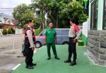 Polisi Hadir di Tengah Permukiman, Patroli Jalan Kaki jajaran Samapta Polsek Kebon Jeruk di kawasan Perumahan Green Garden RW 03, Kedoya Utara, Jakarta Barat, Rabu (25/3/2026).