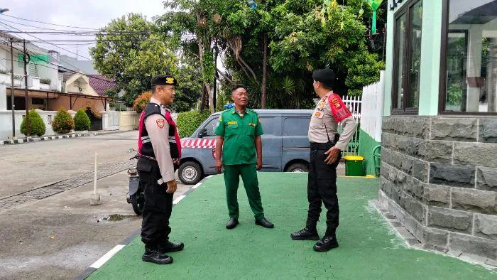 Polisi Hadir di Tengah Permukiman, Patroli Jalan Kaki jajaran Samapta Polsek Kebon Jeruk di kawasan Perumahan Green Garden RW 03, Kedoya Utara, Jakarta Barat, Rabu (25/3/2026).