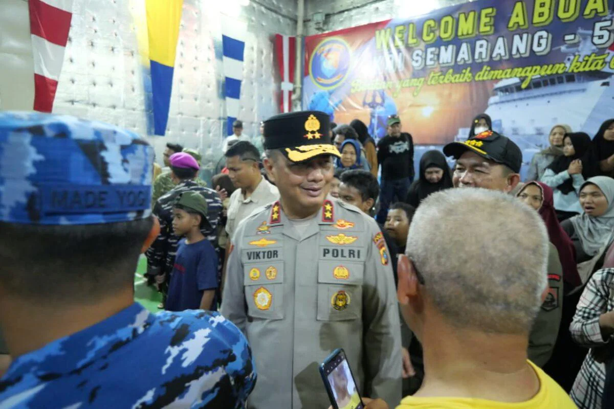 Kapolda Kep. Babel Irjen Pol. Viktor T. Sihombing Pantau Pelepasan Pemudik via KRI Semarang di Pelabuhan Tanjung Batu, Desa Pegantungan, Kecamatan Badau, Kabupaten Belitung, berlangsung pada Jumat (27/3/2026) sekitar pukul 11.00 WIB.