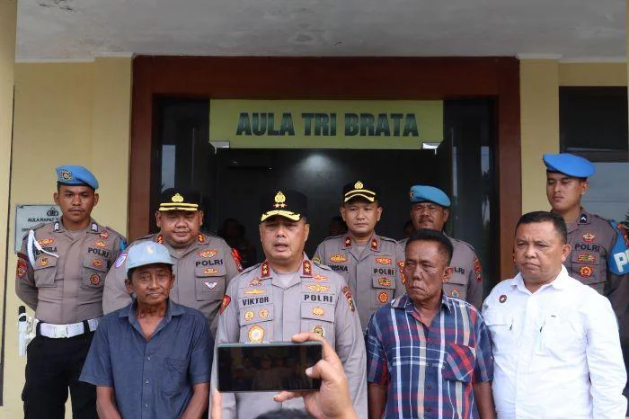 Dua Nelayan Dapat Penghargaan dari Kapolda Kepulauan Babel Irjen Pol. Dr. Viktor Theodorus Sihombing, secara resmi memberikan penghargaan kepada Hasan Basri dan Abdul Manap, dua nelayan yang berhasil menemukan dan melaporkan 42 kg sabu di perairan Belitung.
