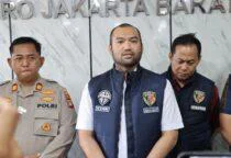 Kasie Humas Polres Metro Jakarta Barat, AKP Wisnu Wirawan didampingi wakasat Reskrim Kompol Raden Dwi Kennardi dan Kanit Krimum Akp Diaz Jananuraga Ungkap Sindikat Penipuan "Black Dollar", WNA Korea Rugi Rp1,6 Miliar 