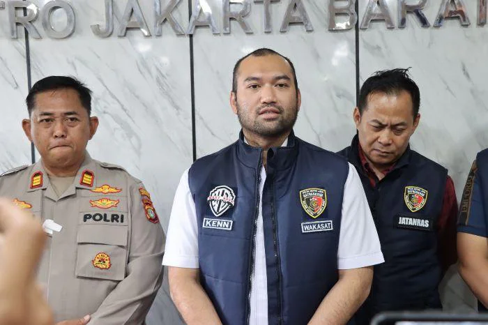 Kasie Humas Polres Metro Jakarta Barat, AKP Wisnu Wirawan didampingi wakasat Reskrim Kompol Raden Dwi Kennardi dan Kanit Krimum Akp Diaz Jananuraga Ungkap Sindikat Penipuan "Black Dollar", WNA Korea Rugi Rp1,6 Miliar 