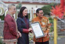 Gubernur Pramono Hadiri Perayaan Cap Go Meh, dan buka puasa bersama di Pancoran Chinatown Point, Glodok, Jakarta Barat, pada Selasa (3/3/2026). Gubernur DKI Jakarta Pramono menerima Rekor MURI atas penerbangan flying drone LED pertama di Indonesia