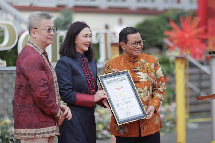 Gubernur Pramono Hadiri Perayaan Cap Go Meh, dan buka puasa bersama di Pancoran Chinatown Point, Glodok, Jakarta Barat, pada Selasa (3/3/2026). Gubernur DKI Jakarta Pramono menerima Rekor MURI atas penerbangan flying drone LED pertama di Indonesia