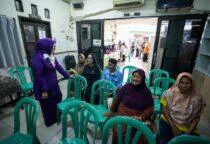 Wali Kota Jakarta Barat Iin Mutmainnah selaku Ketua Pembina Posyandu Kota Jakarta Barat meninjau layanan serentak Hari Posyandu Nasional 2026 di Kapuk, Cengkareng, dan menekankan peran penting kader kesehatan.