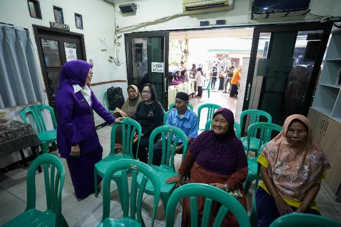 Wali Kota Jakarta Barat Iin Mutmainnah selaku Ketua Pembina Posyandu Kota Jakarta Barat meninjau layanan serentak Hari Posyandu Nasional 2026 di Kapuk, Cengkareng, dan menekankan peran penting kader kesehatan.