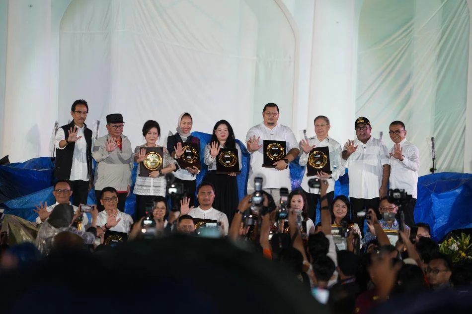 Pemprov DKI Jakarta Gelar Halalbihalal 2026 di Taman Fatahillah Kota Tua, pemberian apresiasi penyerahan Penghargaan langsung oleh Gubernur DKI Jakarta Pramono Anung bersama Wakil Gubernur DKI Jakarta Rano Karno di panggung Halalbihalal Jakarta 2026.