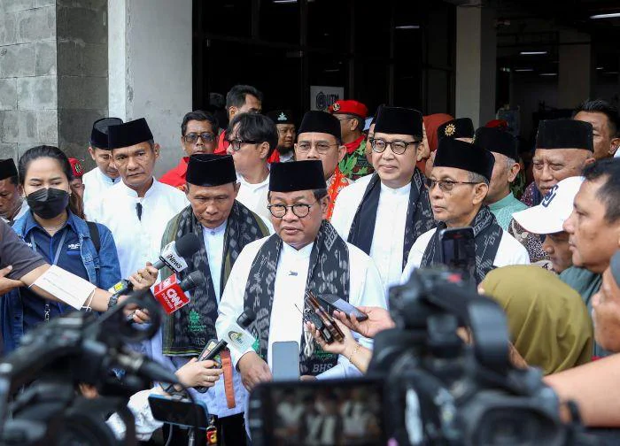 Gubernur DKI Jakarta Pramono Anung hadiri Halalbihalal bersama pimpinan wilayah Muhammadiyah DKI Jakarta Ahmad Abubakar di Gedung Dakwah Muhammadiyah DKI Jakarta, Senen, Jakarta Pusat, pada Sabtu (4/4/2026).