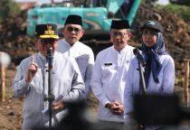 Gubernur DKI Jakarta Pramono Anung saat tinjau Kanal Banjir Barat pada segmen Pintu Air Manggarai hingga Jalan Kyai Tapa (Roxy), di kawasan Tanah Abang, Jakarta Pusat, pada Jumat (10/4/2026).