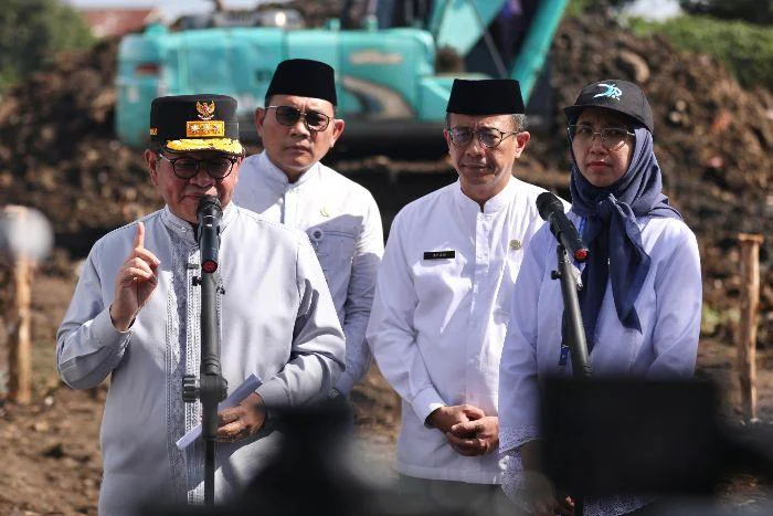 Gubernur DKI Jakarta Pramono Anung saat tinjau Kanal Banjir Barat pada segmen Pintu Air Manggarai hingga Jalan Kyai Tapa (Roxy), di kawasan Tanah Abang, Jakarta Pusat, pada Jumat (10/4/2026).