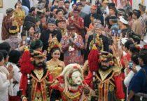 Wagub Rano Karno menghadiri acara Dharma Santi Nyepi Tahun Baru Saka 1948/2026 di Balai Kota DKI Jakarta, pada Minggu (12/4/2026). Kegiatan bertema “Vasudhaiva Kutumbakam: DKI Jakarta Harmoni, Indonesia Maju”
