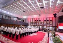 Sebanyak 117 petugas haji tahun 2026 dikukuhkan terbagi dalam 19 kloter oleh Gubernur DKI Jakarta Pramono Anung di Balai Agung, Balai Kota Jakarta, pada Kamis (16/4/2026)