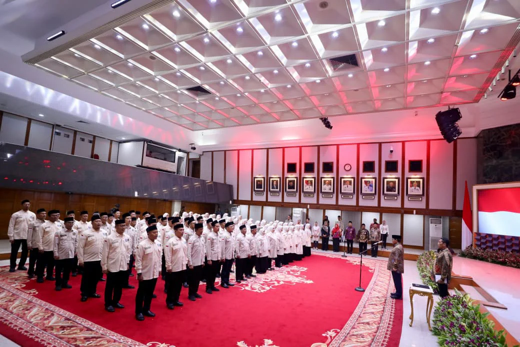 Sebanyak 117 petugas haji tahun 2026 dikukuhkan terbagi dalam 19 kloter oleh Gubernur DKI Jakarta Pramono Anung di Balai Agung, Balai Kota Jakarta, pada Kamis (16/4/2026)