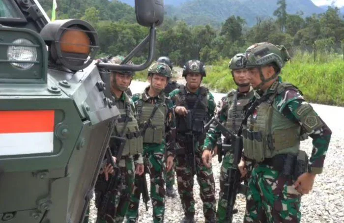 Pangkogabwilhan III Letjen TNI Lucky Avianto, menyambangi Rest Area Mile 50 PT Freeport Indonesia yang kini dijaga ketat oleh personel TNI. Perkuat Seluruh Pos Keamanan serta Rest Area di PT Freeport Indonesia