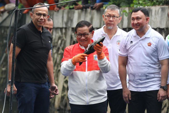 Operasi Penangkapan Ikan Sapu-Sapu, Gubernur DKI Jakarta, Pramono Anung, menghadiri kegiatan Operasi Penangkapan Ikan Sapu-Sapu di Jalan Janur Elok VI, Blok QD 9, RT 09, RW 06, Kelurahan Kelapa Gading Barat, Kelapa Gading, Jakarta Utara, pada Jumat (17/4/2026).
