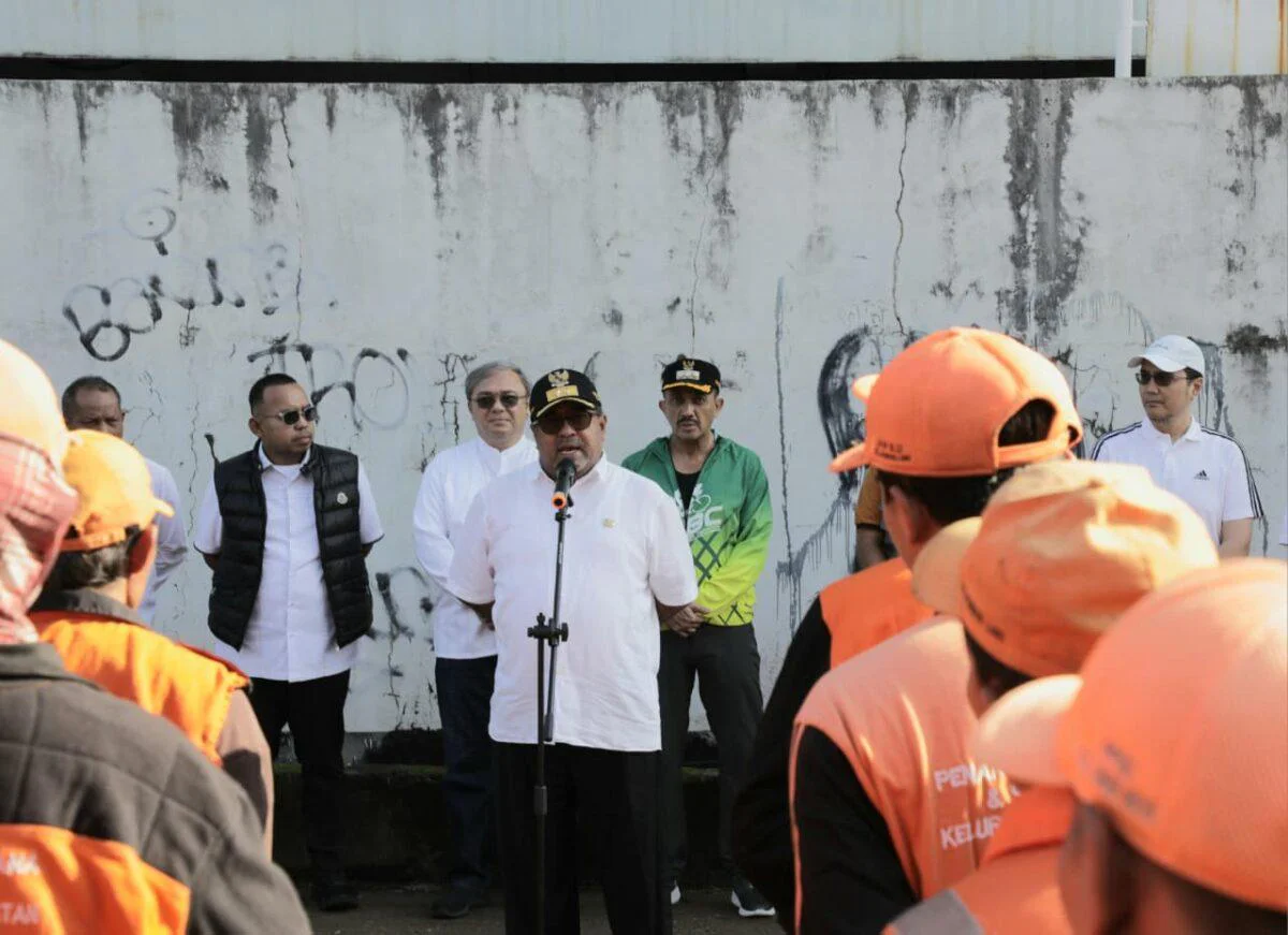 Wagub DKI Jakarta Rano Karno Hadiri Kerja Bakti Penertiban Parkir Liar demi Keamanan dan Kenyamanan Warga Jakarta, di kawasan Point Square, Lebak Bulus, Jakarta Selatan, pada Jumat (24/4/2026) pagi.
