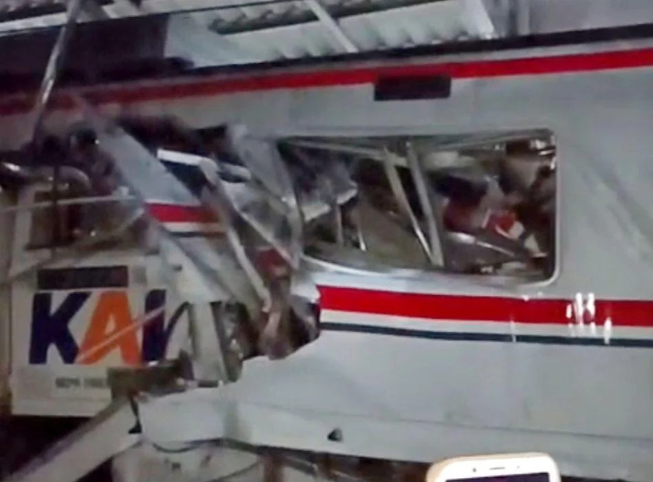Tabrakan Argo Bromo Anggrek dan KRL Commuter Line PLB 5568A terjadi di emplasemen Stasiun Bekasi Timur, Senin (27/04/2026), 14 Orang Meninggal Dunia.