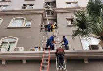 Kebakaran Apartemen Mediterania Tanjung Duren Selatan, Grogol Petamburan, Jakarta Barat, Petugas Damkar Evakuasi Puluhan Penghuni Melalui Tangga Luar