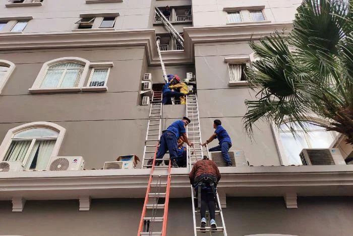 Kebakaran Apartemen Mediterania Tanjung Duren Selatan, Grogol Petamburan, Jakarta Barat, Petugas Damkar Evakuasi Puluhan Penghuni Melalui Tangga Luar