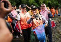 Pemkot Jakarta Barat Gelar Operasi Penangkapan Ikan Sapu-Sapu, dari jajaran Suku Dinas Ketahanan Pangan, Kelautan dan Pertanian (KPKP), SDA, Lingkungan Hidup, hingga unsur TNI-Polri dan masyarakat. Wali Kota Jakarta Barat, Iin Mutmainnah, hadiri Operasi Penangkapan Ikan Sapu-Sapu di Kali Taman Semanan Indah