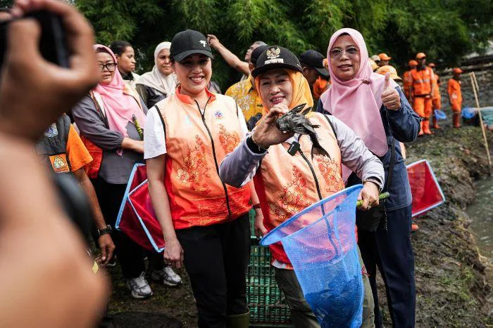 Pemkot Jakarta Barat Gelar Operasi Penangkapan Ikan Sapu-Sapu, dari jajaran Suku Dinas Ketahanan Pangan, Kelautan dan Pertanian (KPKP), SDA, Lingkungan Hidup, hingga unsur TNI-Polri dan masyarakat. Wali Kota Jakarta Barat, Iin Mutmainnah, hadiri Operasi Penangkapan Ikan Sapu-Sapu di Kali Taman Semanan Indah