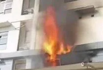 Kebakaran Gedung Polres Jakbar, Api diketahui muncul di bagian Gedung Satuan Reserse Kriminal (Satreskrim) dan sempat membakar area lantai dua, 65 Personel Damkar Berjibaku Padamkan Api.