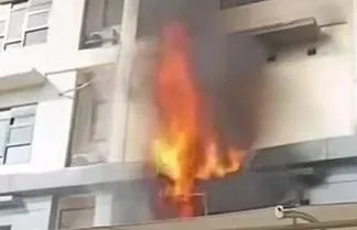 Kebakaran Gedung Polres Jakbar, Api diketahui muncul di bagian Gedung Satuan Reserse Kriminal (Satreskrim) dan sempat membakar area lantai dua, 65 Personel Damkar Berjibaku Padamkan Api.