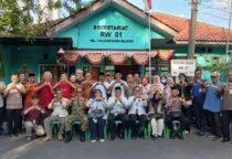 Lurah TDS, Indri Prawidji Serap Aspirasi Warga Lewat Paguyuban RW digelar pertemuan koordinasi di Sekretariat RW 01, Grogol Petamburan, Jakarta Barat, Jumat (24/4/2026). Kegiatan ini menjadi wadah diskusi interaktif untuk memetakan berbagai persoalan lingkungan mulai dari keamanan hingga kebersihan wilayah.
