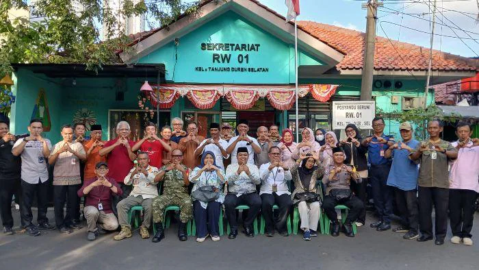 Lurah TDS, Indri Prawidji Serap Aspirasi Warga Lewat Paguyuban RW digelar pertemuan koordinasi di Sekretariat RW 01, Grogol Petamburan, Jakarta Barat, Jumat (24/4/2026). Kegiatan ini menjadi wadah diskusi interaktif untuk memetakan berbagai persoalan lingkungan mulai dari keamanan hingga kebersihan wilayah.
