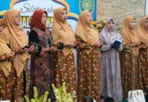 Wali Kota Jakarta Barat Iin Mutmainnah menghadiri Halalbihalal Komunitas Ustadzah (FOKUS) Jakbar di Masjid Al Hurriyah Jalan Kembang Mulya, RT 04/03 Kelurahan Kembangan Selatan, Kecamatan Kembangan, Sabtu (18/4/2026) pagi.