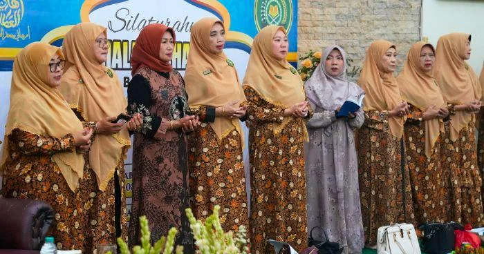 Wali Kota Jakarta Barat Iin Mutmainnah menghadiri Halalbihalal Komunitas Ustadzah (FOKUS) Jakbar di Masjid Al Hurriyah Jalan Kembang Mulya, RT 04/03 Kelurahan Kembangan Selatan, Kecamatan Kembangan, Sabtu (18/4/2026) pagi.