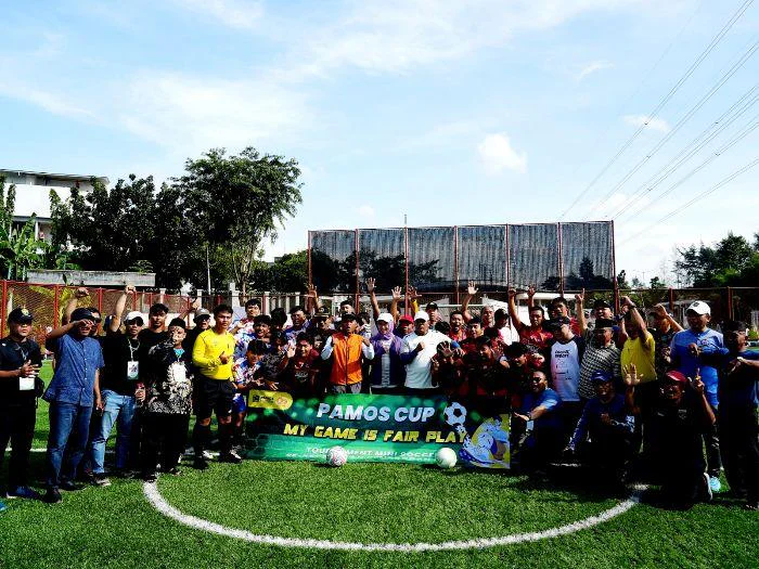 Resmi dibuka Turnamen Pamos Cup I oleh Kabid Kepemudaan Dispora DKI Jakarta Sekaligus Plt Kasudinpora Jakbar, Yunus Burhan didampingi, Ketua PMI DKI Jakarta, H. Beky Mardani, di Lapangan Maroedja Sport Park, Kelurahan Meruya Utara, Kecamatan Kembangan Jakarta Barat, Minggu (5/4/2026) meriah.