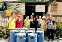 Dukung Bank Sampah Kemuning, Kelurahan Grogol saat menyerahka 10 Tong Sampah kepada Bank sampah Kemuning RW. 05 Kelurahan Grogol, Kecamatan Grogol Petamburan.