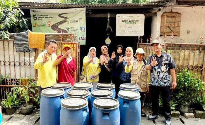 Dukung Bank Sampah Kemuning, Kelurahan Grogol saat menyerahka 10 Tong Sampah kepada Bank sampah Kemuning RW. 05 Kelurahan Grogol, Kecamatan Grogol Petamburan.