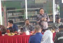 Lurah Kemanggisan, TB Rafiudin memberikan sosialisasi gerakan pengolahan sampah dari sumbernya pada pengurus RW dan RT di RPTRA Manggis, Kelurahan Kemanggisan, Palmerah, Jakarta Barat, Kamis (23/4/2026).