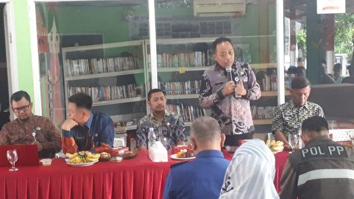 Lurah Kemanggisan, TB Rafiudin memberikan sosialisasi gerakan pengolahan sampah dari sumbernya pada pengurus RW dan RT di RPTRA Manggis, Kelurahan Kemanggisan, Palmerah, Jakarta Barat, Kamis (23/4/2026).