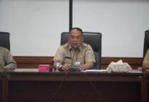 Lurah se-Jakarta Barat Harus Jadi Pelopor Sosialisasi Pilah Sampah, Ekbang Setko Jakarta Barat, Imron Syahrin, pada kegiatan sosialisasi pengelolaan sampah di Ruang Pola, Kantor Wali Kota Jakarta Barat, Selasa (28/4/2026).