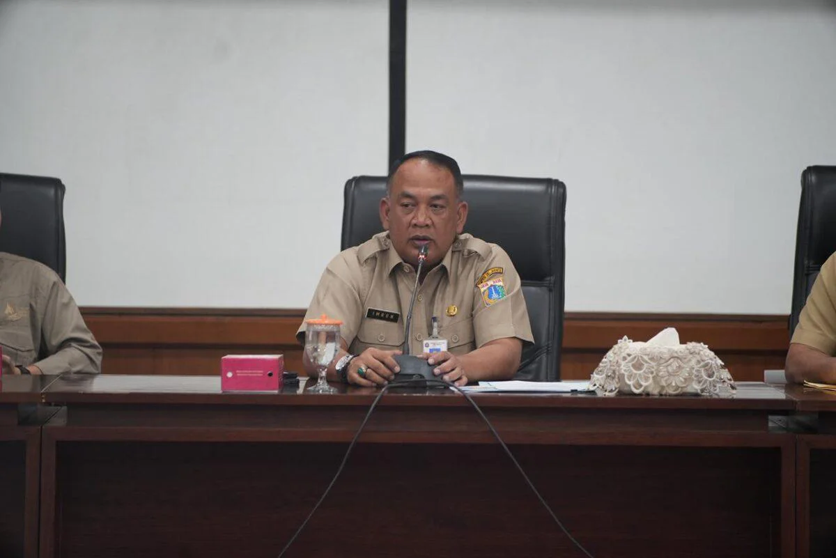 Lurah se-Jakarta Barat Harus Jadi Pelopor Sosialisasi Pilah Sampah, Ekbang Setko Jakarta Barat, Imron Syahrin, pada kegiatan sosialisasi pengelolaan sampah di Ruang Pola, Kantor Wali Kota Jakarta Barat, Selasa (28/4/2026).