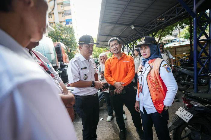 Wali Kota Jakarta Barat, Iin Mutmainnah bersama Kasudin LH Achmad Hariadi dan Camat Tambora, Pangestu Aji di Rusun Angke, Tambora.