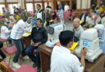Pemkot Jakarta Barat Gelar Operasi Katarak Gratis, warga mengikuti skrining baksos operasi katarak gratis di Ruang Ali Sadikin, lantai dasar gedung A Kantor Wali Kota Jakarta Barat, Sabtu (4/4/2026).