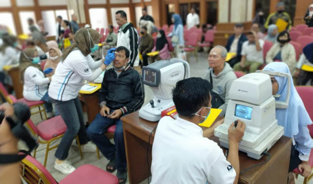 Pemkot Jakarta Barat Gelar Operasi Katarak Gratis, warga mengikuti skrining baksos operasi katarak gratis di Ruang Ali Sadikin, lantai dasar gedung A Kantor Wali Kota Jakarta Barat, Sabtu (4/4/2026).