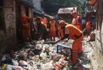 Petugas PPSU dan Sudis LH Jakarta Barat Bersihkan membersihkan tumpukan sampah di lingkungan rumah susun sewa (Rusunawa) Angke RW 11, Kelurahan Angke, Kecamatan Tambora, Jumat (3/4/2026).