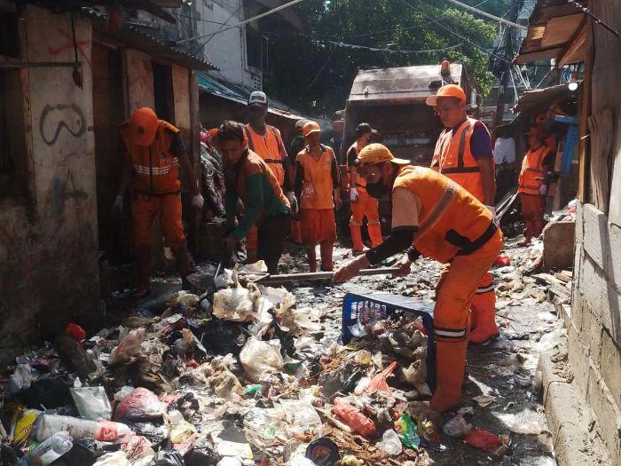 Petugas PPSU dan Sudis LH Jakarta Barat Bersihkan membersihkan tumpukan sampah di lingkungan rumah susun sewa (Rusunawa) Angke RW 11, Kelurahan Angke, Kecamatan Tambora, Jumat (3/4/2026).